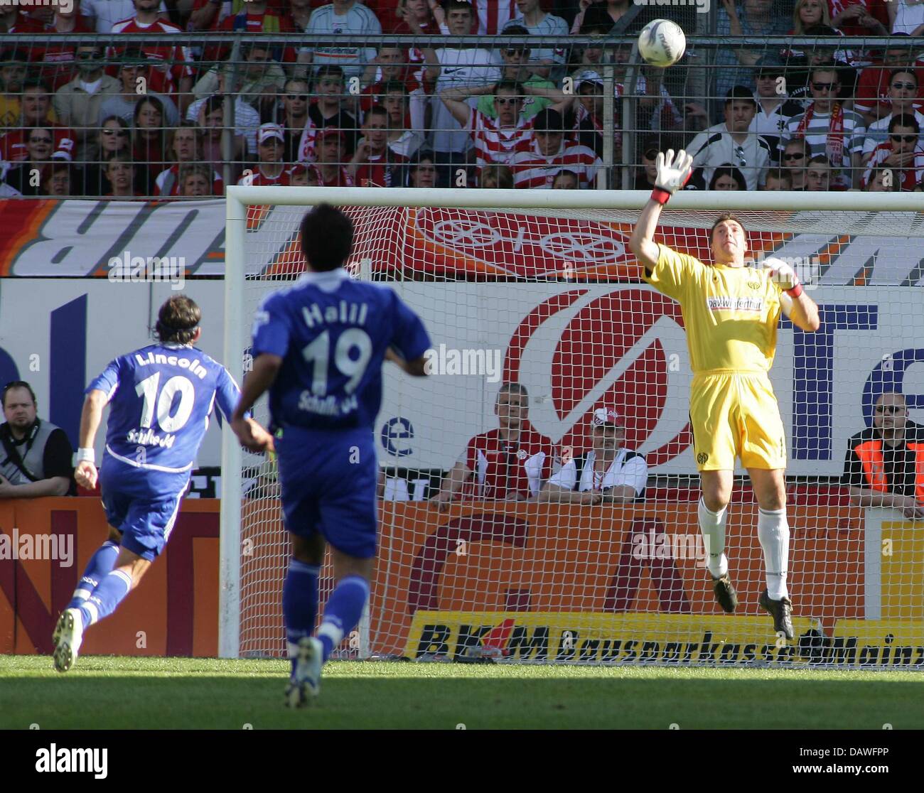 Lincoln (L) of Schalke lobs the ball into the net to score the 0-3 during the Bundesliga match FSV Mainz 05 v FC Schalke 04 at the Bruchwegstadium of Mainz, Germany, Saturday, 14 April 2007. Schalke defeats Mainz 0-3. Photo: Thomas Frey  (ATTENTION: BLOCKING PERIOD! The DFL permits the further utilisation of the pictures in IPTV, mobile services and other new technologies no earlie Stock Photo