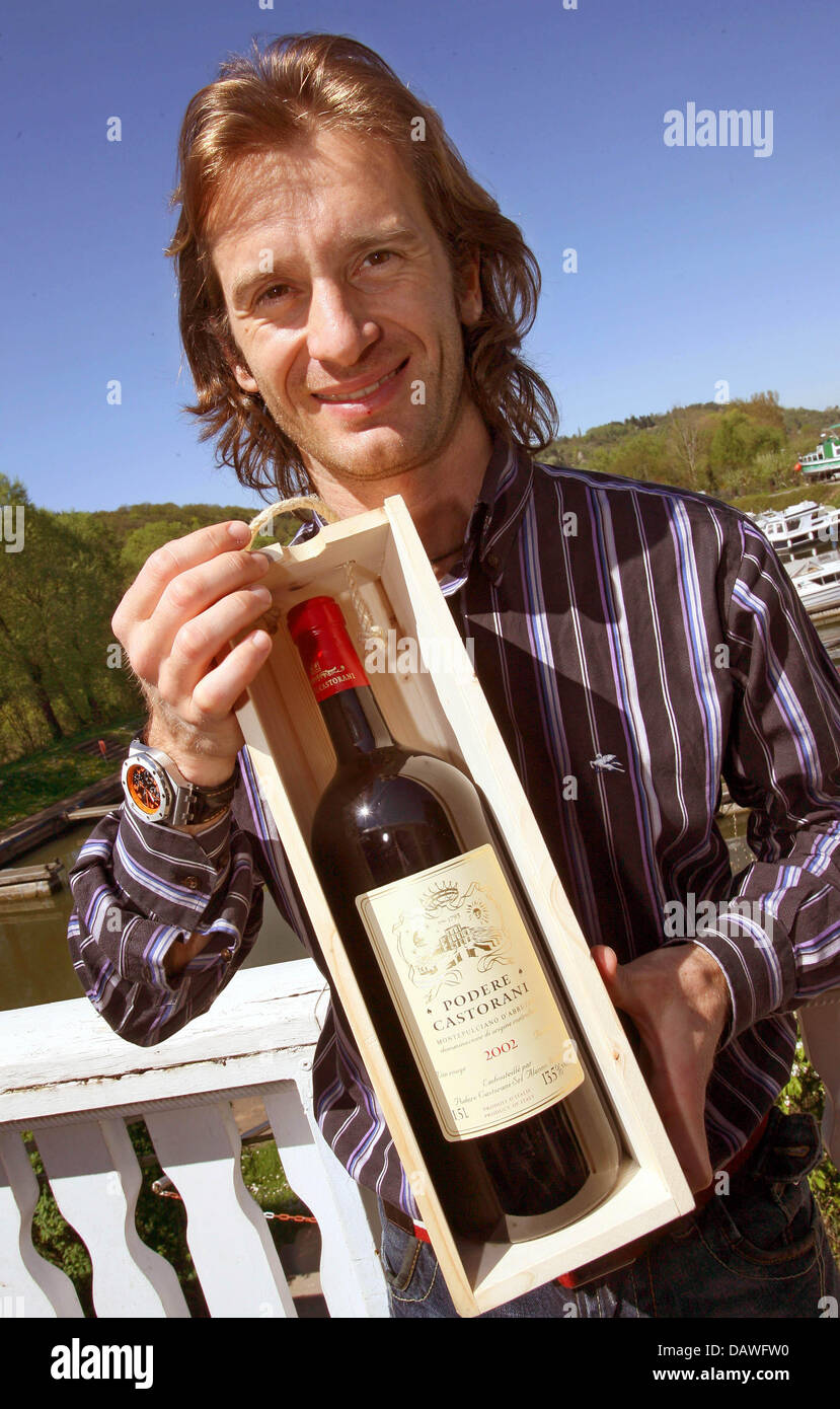 Italian Formula One driver Jarno Trulli presents a bottle of wine from his father's Montepulciano d'Abruzzo vineyard in Eibelstadt, Germany, 16 April 2007. After taking 7th place at the Grand Prix of Bahrain, Trulli visited Eibelstadt in order to promote his fathers wines. Photo: Karl-Josef Hildenbrand Stock Photo