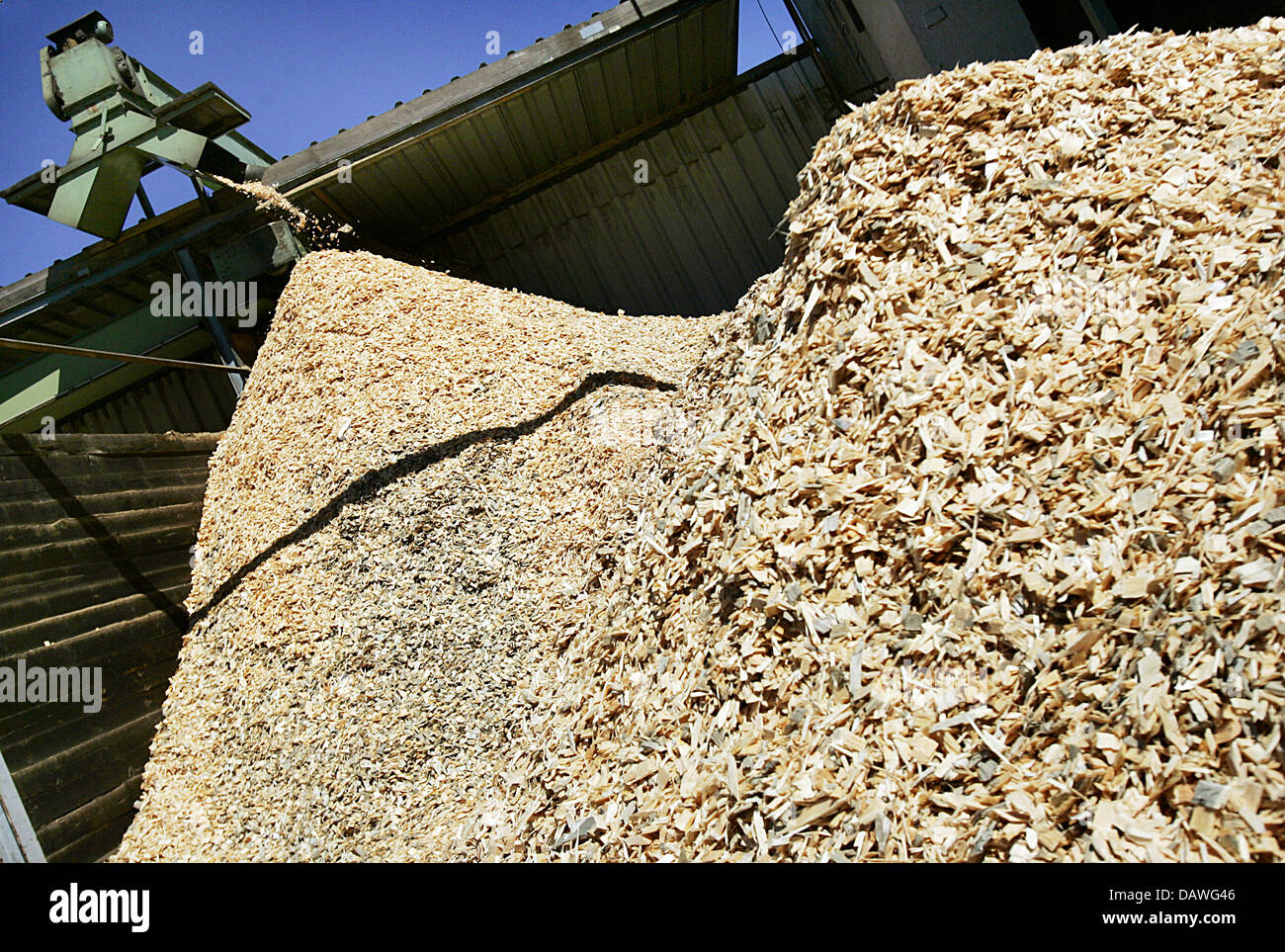 The photo shows piles of wood chips at the saw mill Monnheimer in Grasellenbach, Germany, 16 April 2007. Besides biogas the German Federal State of Hesse focusses on wood in its efforts to increase the usage of renewable energy sources. Annually Hesse's woods provide for 9,4 million cubic metres of timber, only 7,5 of which are currently being used. Photo: Frank May Stock Photo