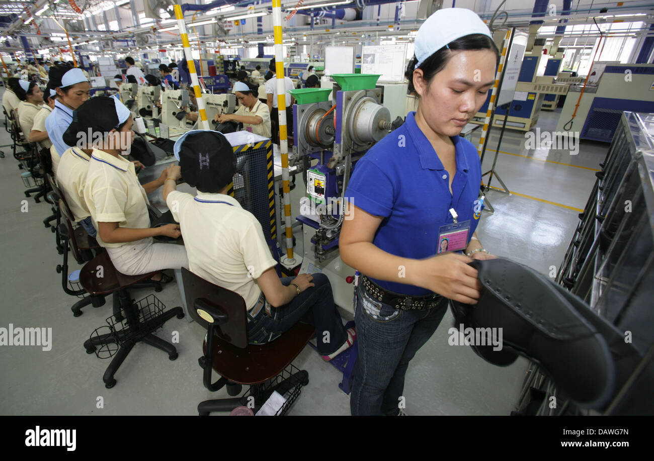 Female workers produce trainers at an Adidas plant in Ho Chi Minh City, Vietnam, 29 March 007. Photo: Peter Kneffel Stock Photo - Alamy