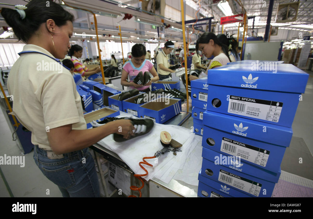 Female workers pack trainers into boxes at an Adidas plant in Ho Chi Minh  City,Vietnam, 29 March 007. Photo: Peter Kneffel Stock Photo - Alamy
