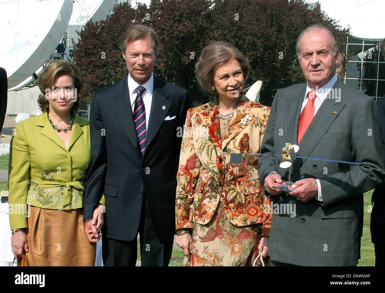 King Juan Carlos (R) and Queen Sofia (2-R) of Spain pose with Grand Duke Henri and Grand Duchess Maria Teresa of Luxembourg during their current three-day visit to Luxembourg at the Chateau in Betzdorf, Luxembourg, Tuesday, 17 April 2007. Photo: Royal Press (Netherlands out) Stock Photo