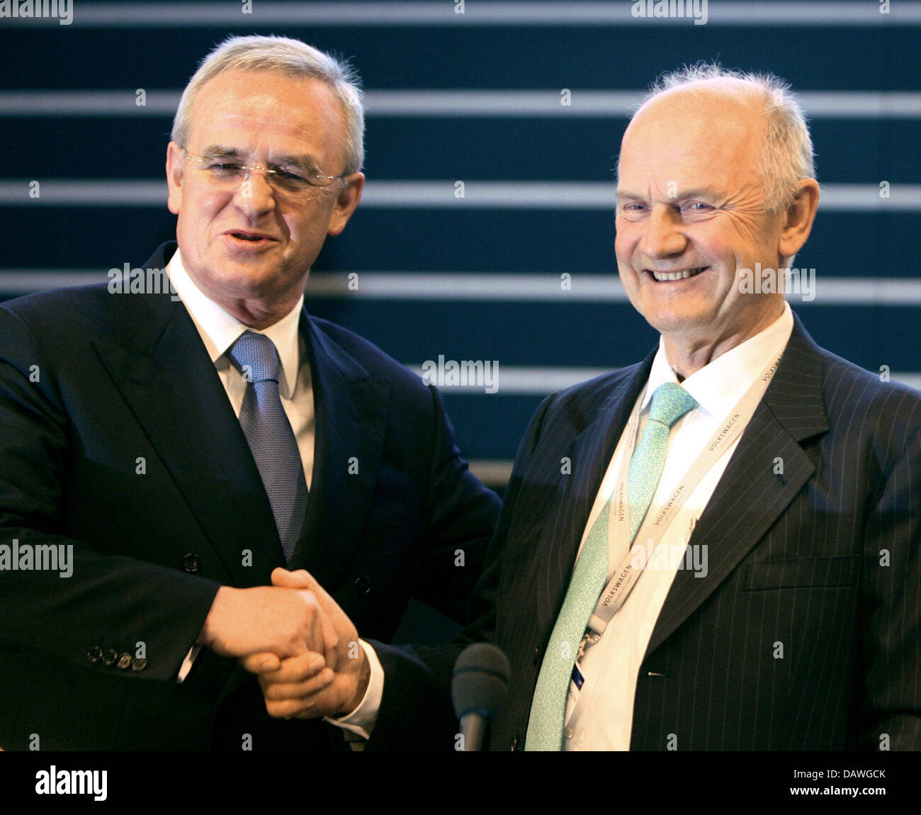 Ferdinand Piech (R), chairman of the supervisory board of Volkswagen AG and VW CEO, Martin Winterkorn, shake hands at the opening of the VW general meeting in Hamburg, Germany, Thursday 19 April 2007. The profit of automobile manufacturer VW more than doubled during the first quarter of 2007 as compared to the same period  in 2006. Assets amount to 740 million euros. Piech shall re Stock Photo