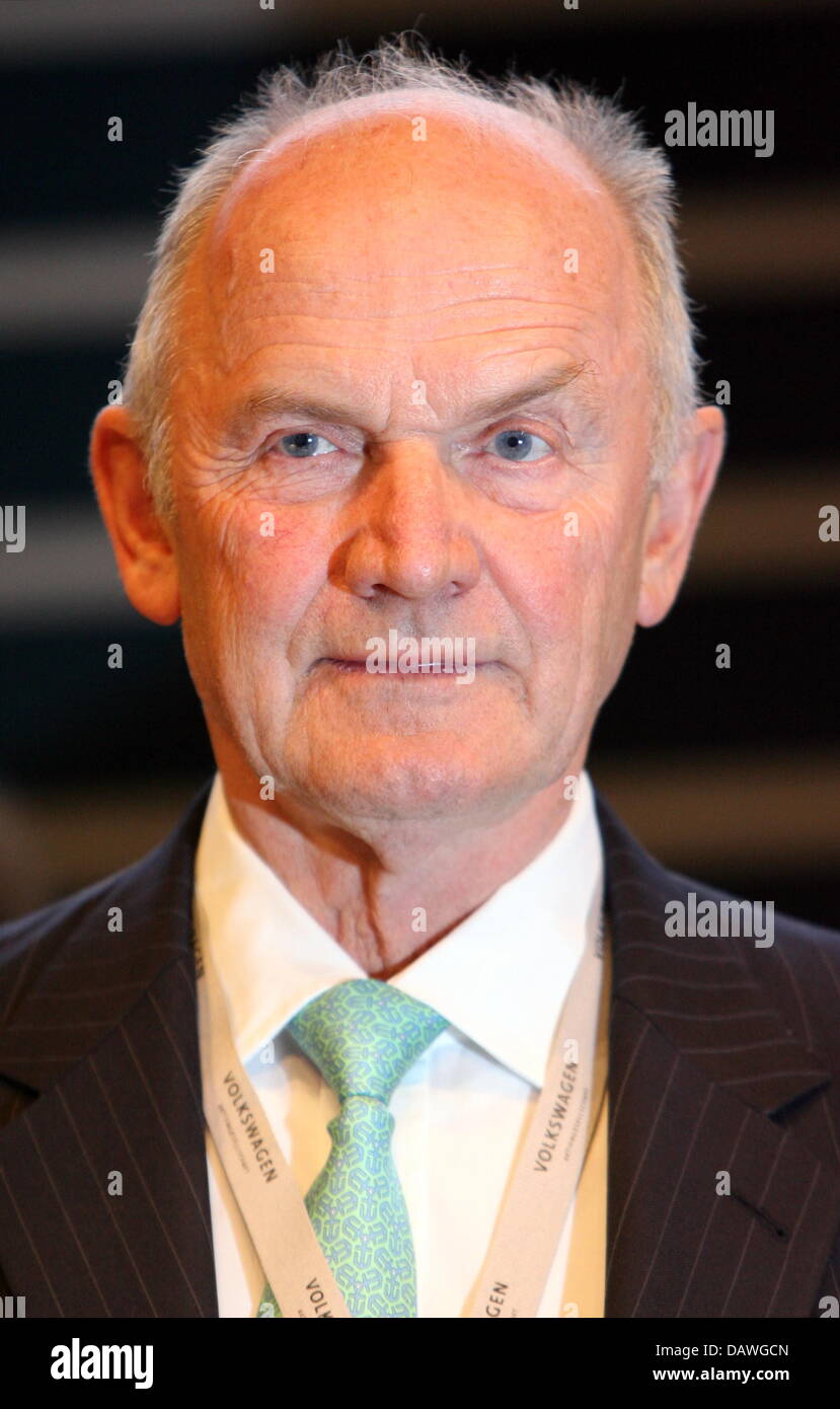 Ferdinand Piech, chairman of the supervisory board of Volkswagen AG, pictured at the opening of the VW general meeting in Hamburg, Germany, Thursday 19 April 2007. The profit of automobile manufacturer VW more than doubled during the first quarter of 2007 as compared to the same period  in 2006. Assets amount to 740 million euros. Piech shall return to the supervisory board again t Stock Photo