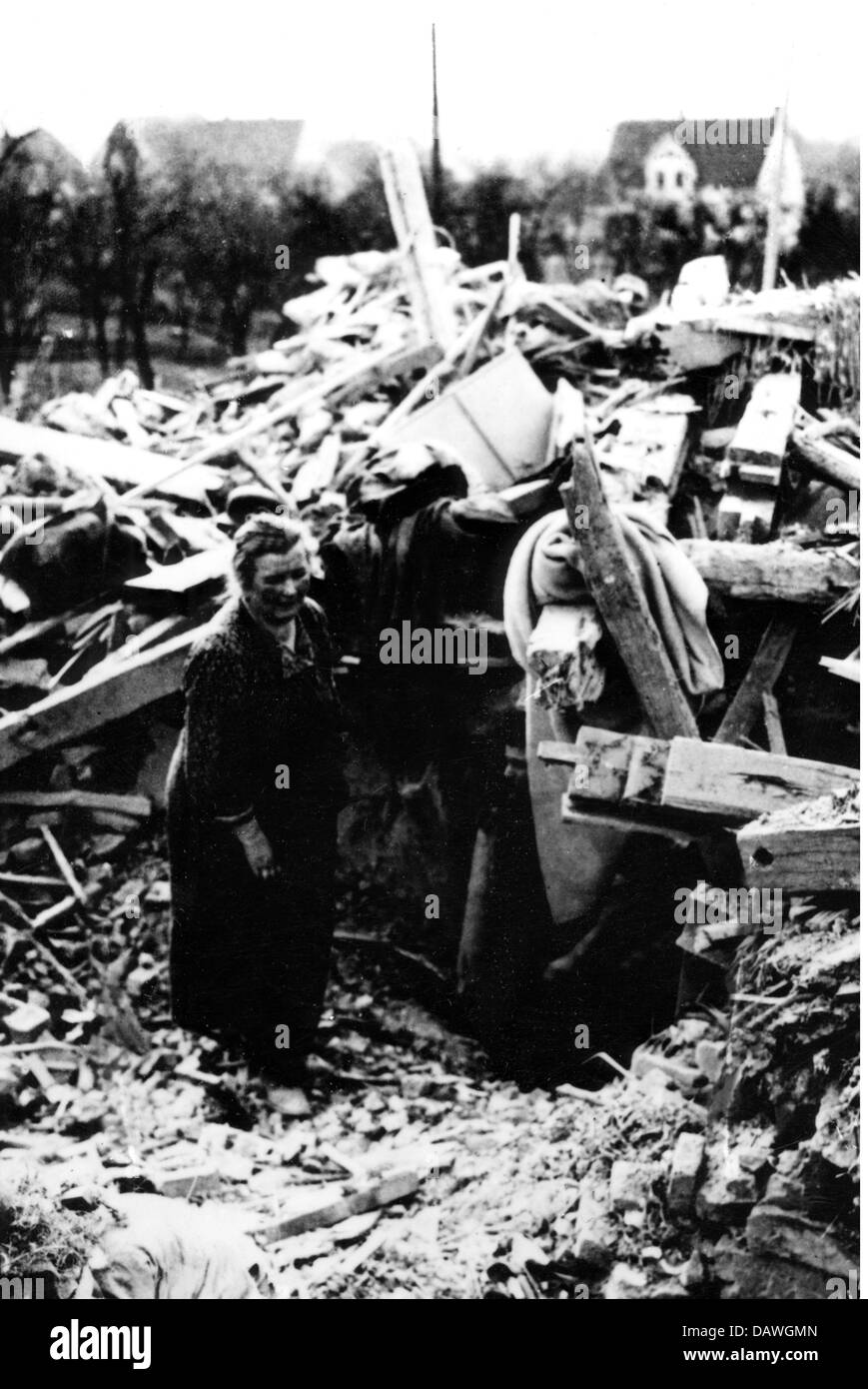 events, Second World War / WWII, Germany, woman in the remains of her house, 1945, Additional-Rights-Clearences-Not Available Stock Photo