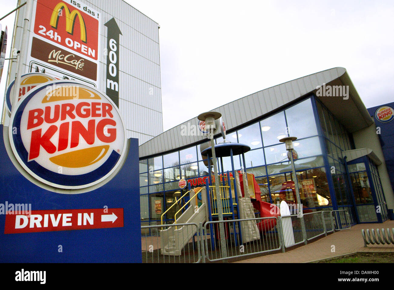 The logos of leading fast food chains Burger King (bottom L) and McDonald's (top L) pictured in Hamburg, Germany, 10 January 2007. In the financial year 2005, about 848 million guests took their meal at 1,264 McDonald's German branch offices. The 848 million guests mean a plus of 12.9 per cent, their average consumption declined to 6 euro per guest. In Germany, Burger King achieved Stock Photo