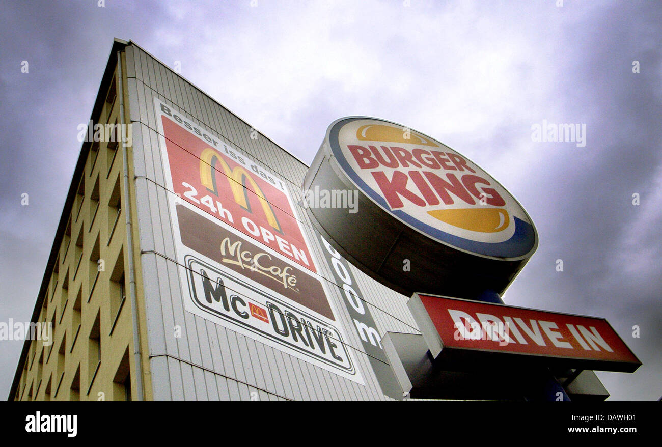 The logos of leading fast food chains Burger King (R) and McDonald's (L) pictured in Hamburg, Germany, 10 January 2007. In the financial year 2005, about 848 million guests took their meal at 1,264 McDonald's German branch offices. The 848 million guests mean a plus of 12.9 per cent, their average consumption declined to 6 euro per guest. In Germany, Burger King achieved a net turn Stock Photo