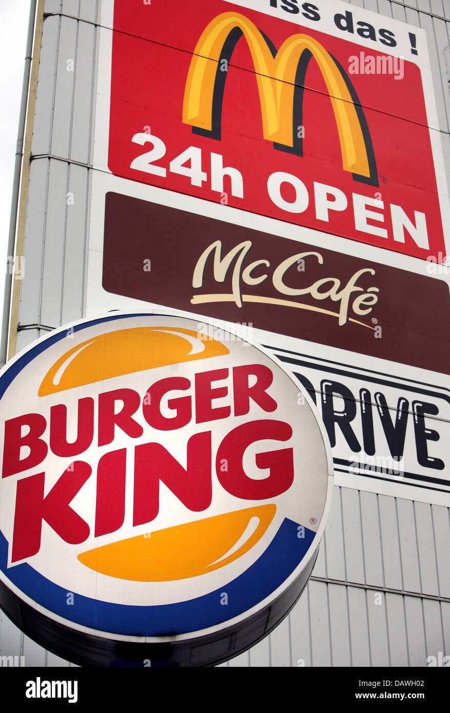 The logos of leading fast food chains Burger King (bottom) and McDonald's (top) pictured in Hamburg, Germany, 10 January 2007. In the financial year 2005, about 848 million guests took their meal at 1,264 McDonald's German branch offices. The 848 million guests mean a plus of 12.9 per cent, their average consumption declined to 6 euro per guest. In Germany, Burger King achieved a n Stock Photo