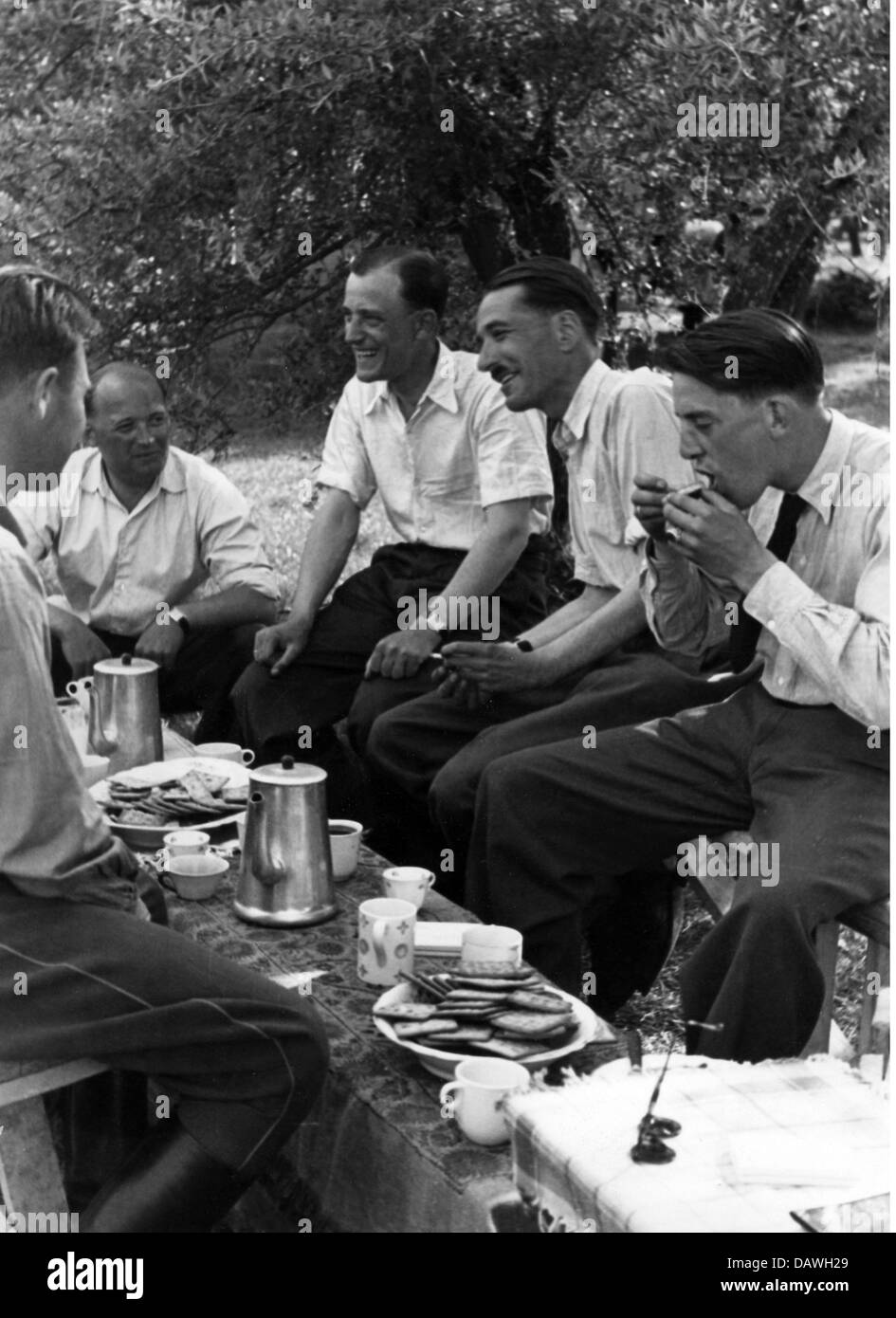 events, Second World War / WWII, Greece, Balkans Campaign 1941, Wehrmacht officers relaxing, Domokos, April 1941, Additional-Rights-Clearences-Not Available Stock Photo