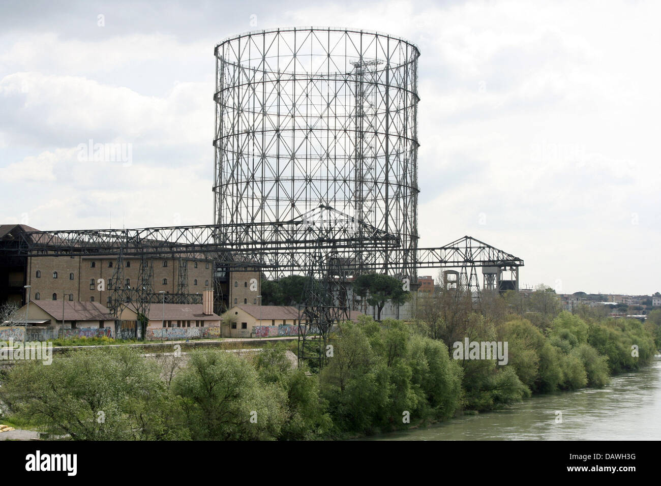 The picture shows old buildings at an former industrial area that  is to be converted into a redevelopment zone featuring shopping malls, cinemas and offices in the Ostiense quarter of Rome, Italy, 15 April 2007. Photo: Lars Halbauer Stock Photo