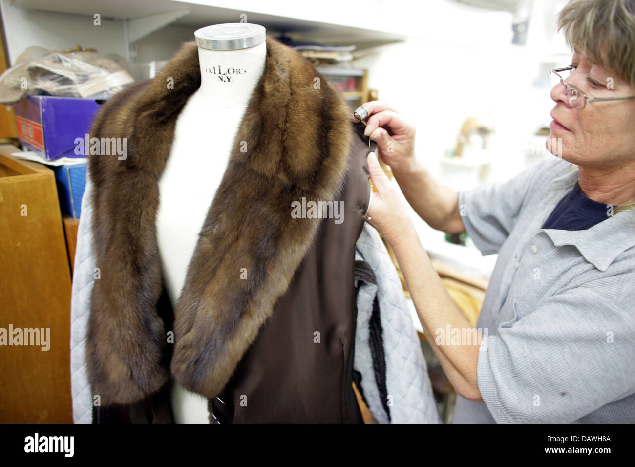 A staff member works on a sable fur coat in the 'Slupinski' fur fashion factory on Koenigsallee in Duesseldorf, Germany, 12 January 2007. The Slupinski brothers create individual items for their worldwide customers in Duesseldorf or St. Moritz. Photo: Rolf Vennenbernd Stock Photo
