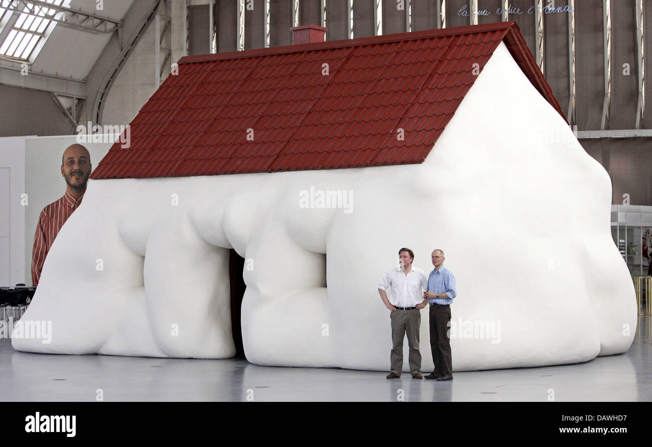 Workers stand in front of the sculpture 'Fat house' by Austrian artist Erwin Wurm at the 'Deichtorhallen' exhibition hall in Hamburg, Germany, 26 April 2007. The Erwin Wurm Retrospective feautures numerous works by the artist and can be seen from 27 April to 2 September 2007. Photo: Ulrich Perrey Stock Photo