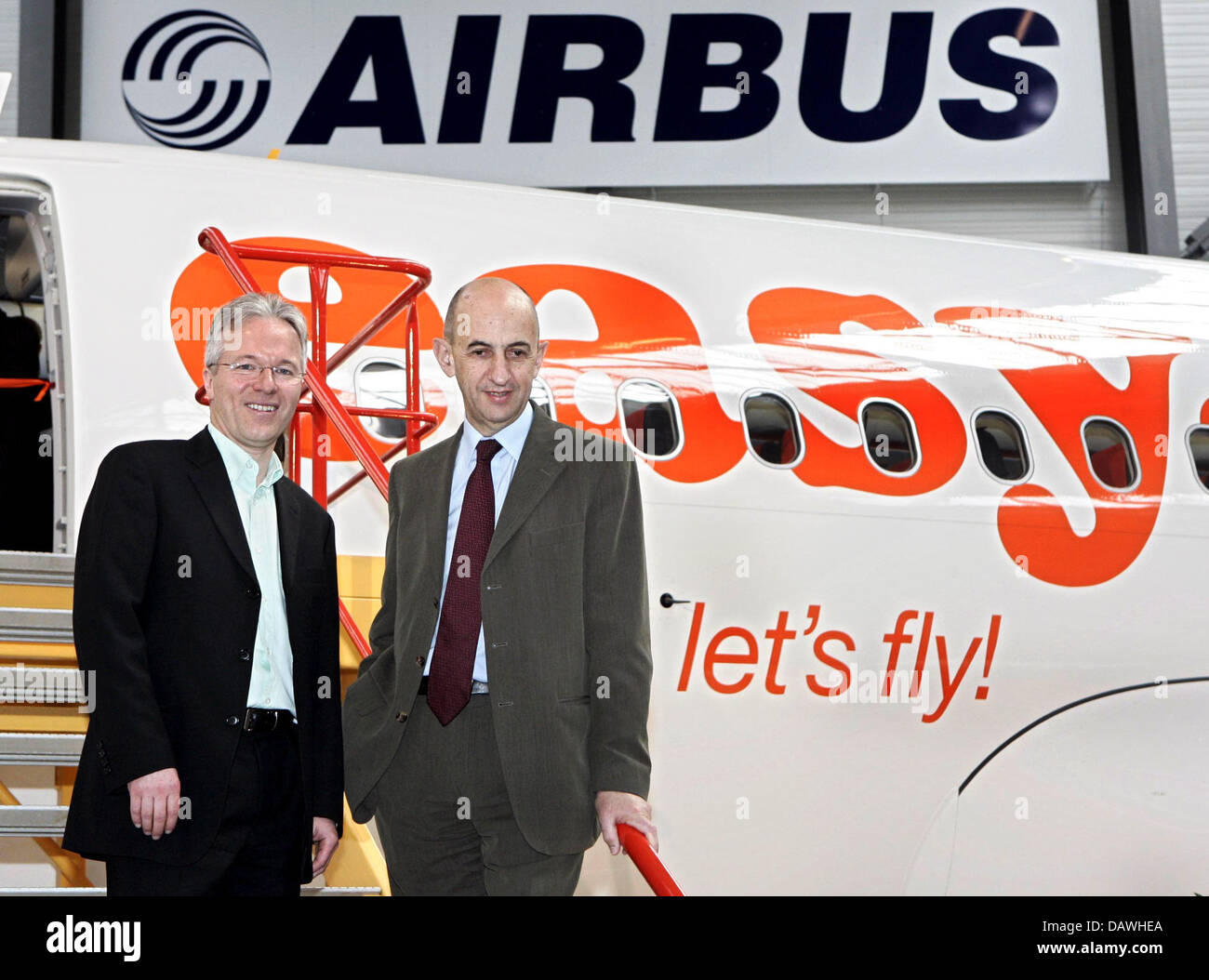Andrew Harrison (L), CEO of low cost airline easyJet, and Louis Gallois, CEO of Airbus, pose for photographers in front of a new Airbus A319 at Hamburg Finkenwerder airbus plant, Hamburg, Germany, 26 April 2007. EasyJet's 100th Airbus A319 was handed over in a festive ceremony. Photo: Ulrich Perrey Stock Photo