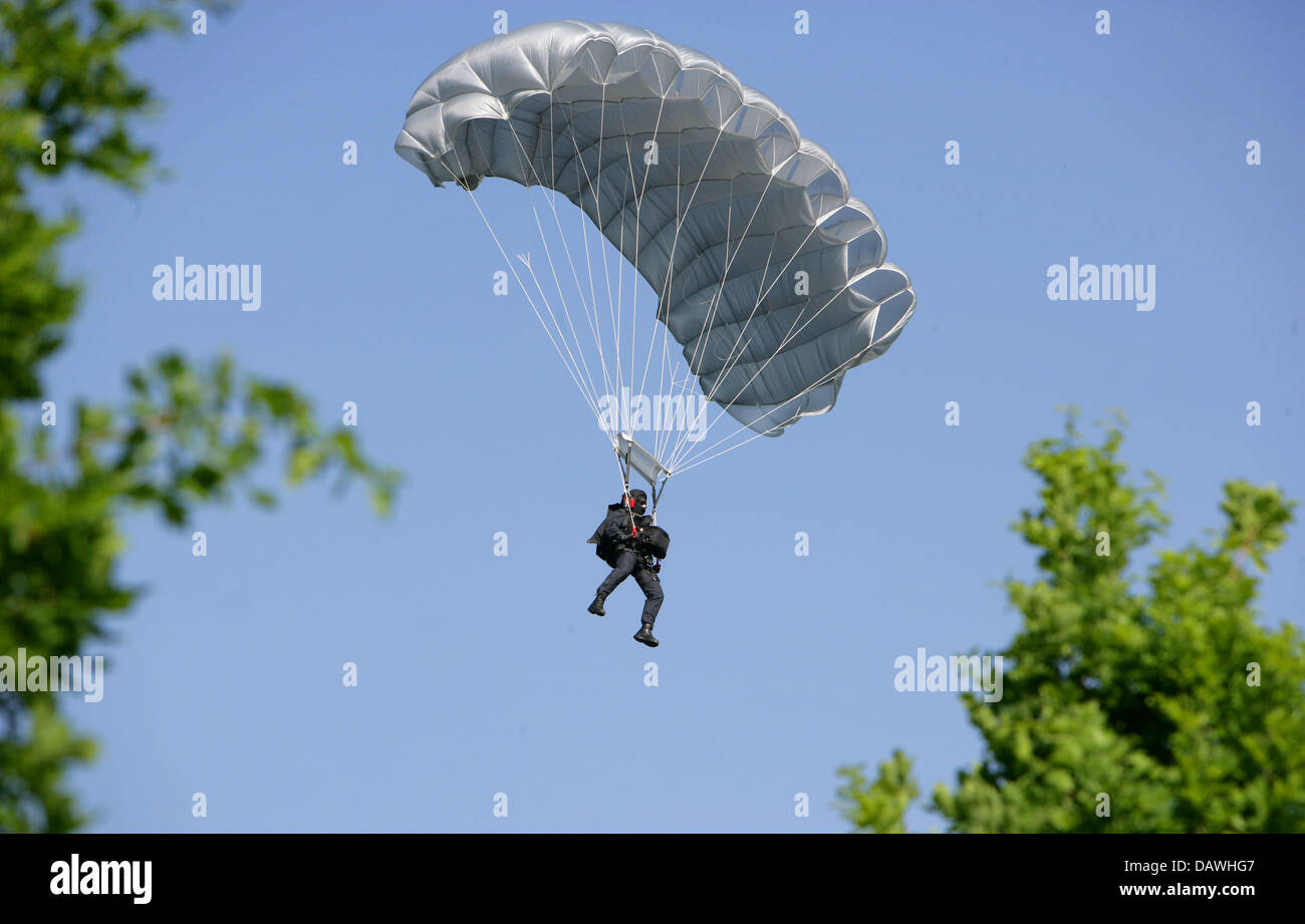 A member of the European police task force units is pictured with a parachute during a drill, in which offenders are to be captured within and outside of a building in Sankt Augustin, Germany, 27 April 2007. Activities of ATLAS, a cooperation of 32 European task force units taken from the 27 EU members, are presented under the leadership of GSG 9, the counter-terrorism unit of the  Stock Photo