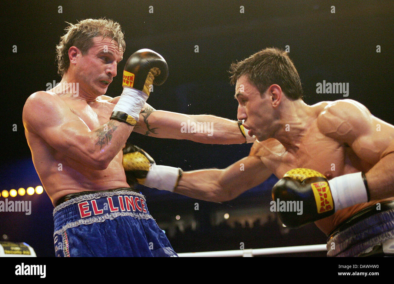 German contender Felix Sturm (R) fights against Spanish Javier Castillejo for the WBA world championship at Koenig-Pilsner Arena in Oberhausen, Germany, 28 April 2007. Photo: Felix Heyder Stock Photo