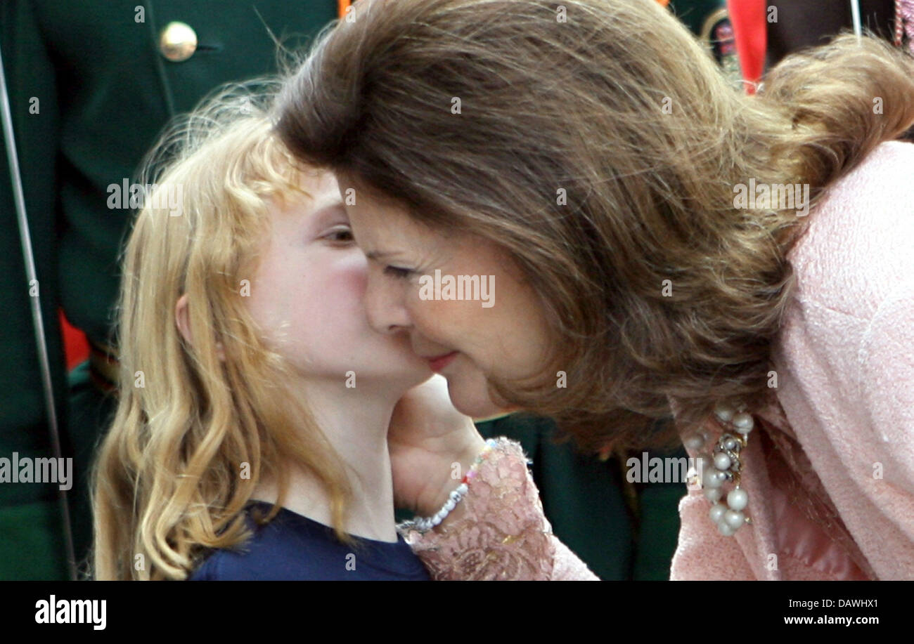 A little girl kisses Queen Silvia of Sweden during a visit to the foundation 'Combine the Good with the Beautiful' ('Gutes mit Schoenem verbinden') that presented its aid projects. Photo: Bernd Weißbrod Stock Photo