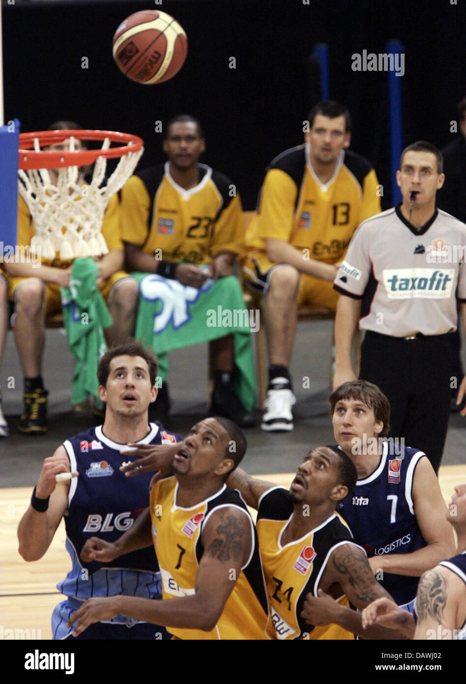 Michel Nascimento (2nd from R) und Jason Dourisseau of Ludwigsburg and Zygimantas Jonusas (R) und Nick Jacobson of Bremerhaven watch the ball in the Color Line Arena in Hamburg, Germany, 29 April 2007. The teams played each other for the third place in the Basketball Bundesliga Cup. Photo: Ulrich Perrey Stock Photo
