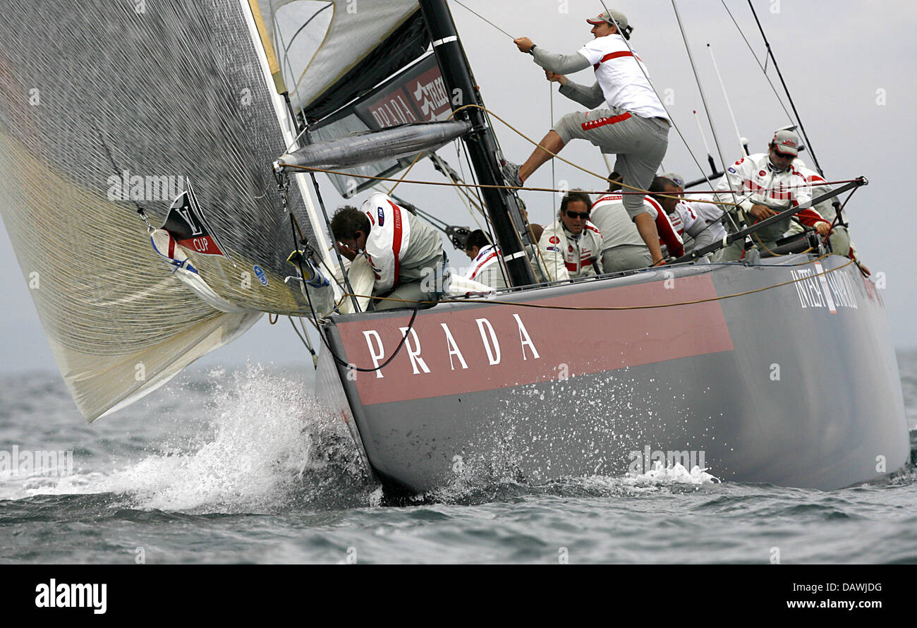 The Italian Luna Rossa Challenge sails the sixth race (Flight 6) of the Louis  Vuitton Cup, the challenge regatta of the America's Cup,Valencia, Spain, 25  April 2007. A challenger will first have