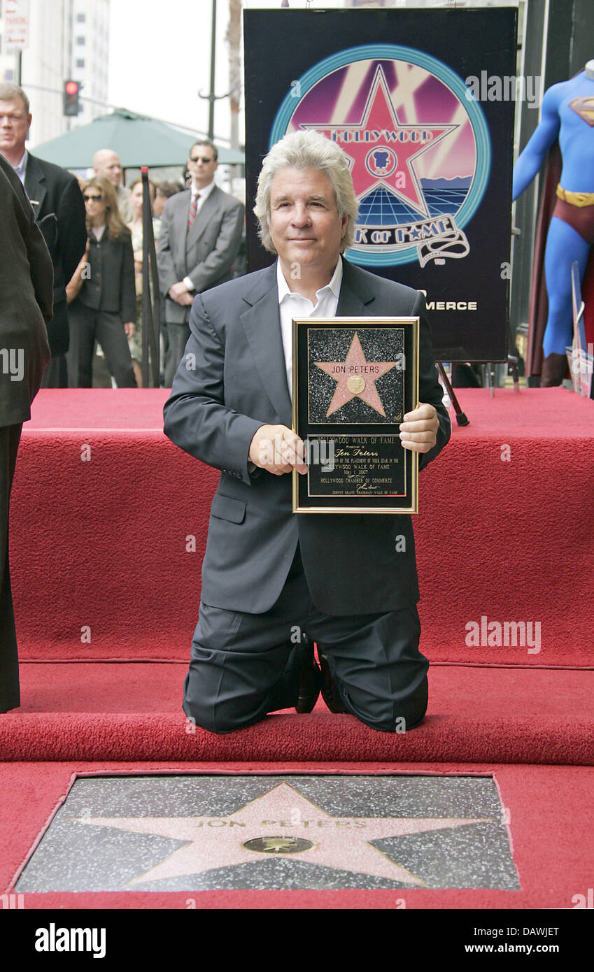 US producer Jon Peters poses with his Star on the Hollywood Walk of Fame, in Los Angeles, United States, 01 May 2007. Photo: Hubert Boesl Stock Photo
