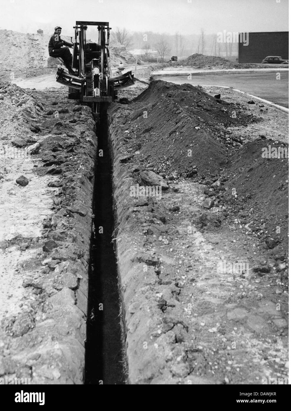 transport/transportation, road, road construction, dredger is digging