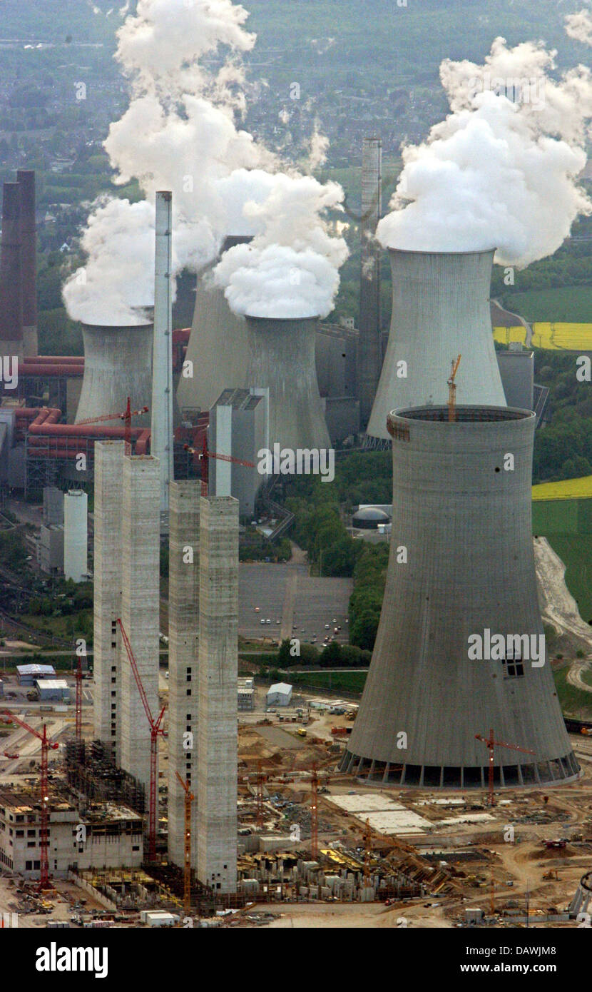 Smoke emerges from the cooling towers of the RWE brown coal-fired power  plant Neurath, Germany, 25 April 2007. According to the World Wide Fund for  Nature (WWF) five of the ten most