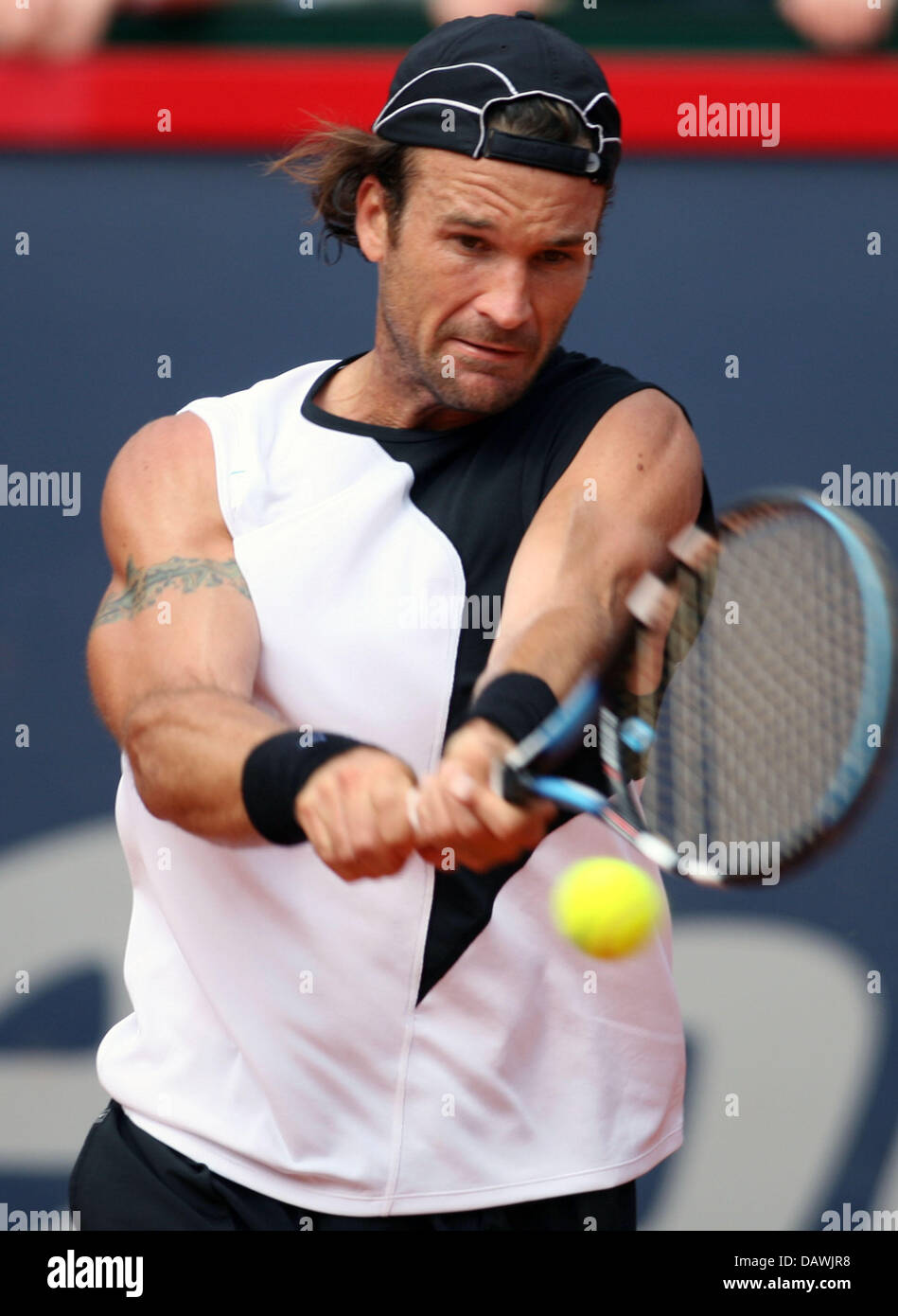 Spanish tennis pro Carlos Moya plays a backhand during the semifinal match against Swiss Federer at the ATP Tennis Masters in Hamburg, Germany, 19 May 2007. Photo: Carmen Jaspersen Stock Photo