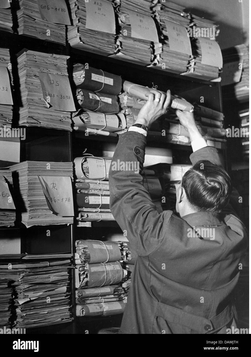 science, history, Institut fuer Zeitgeschichte (Institute of Contemporary History), Munich, Germany, staff member in front of shelf with files, circa 1950, Additional-Rights-Clearences-Not Available Stock Photo