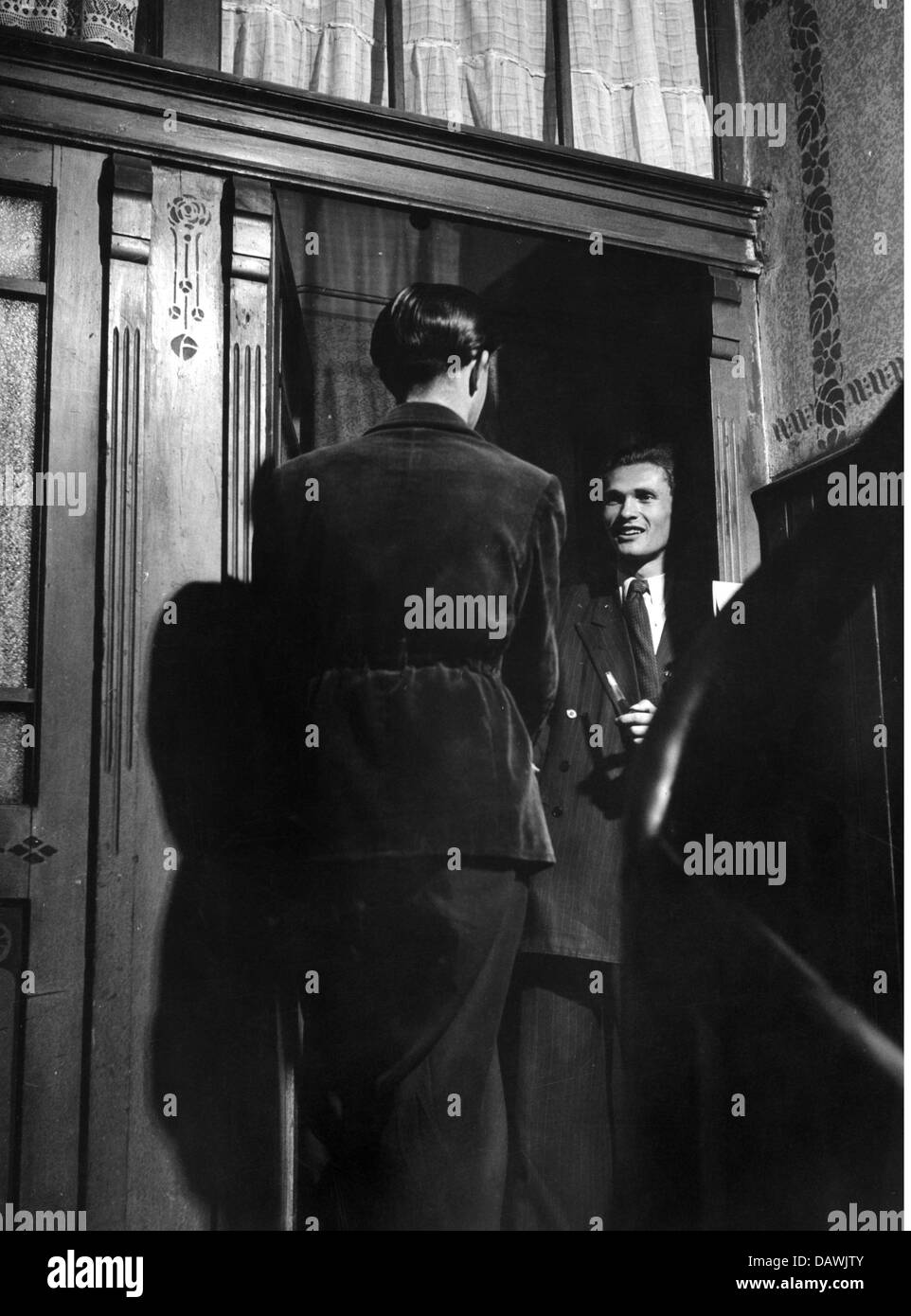 geography / travel, Germany, politics, 1950s, Bund der Kriegsdienstverweigerer (League of Conscientious Objectors), the leader of the league with a member at the entrance of a secret flat, 1951, Additional-Rights-Clearences-Not Available Stock Photo