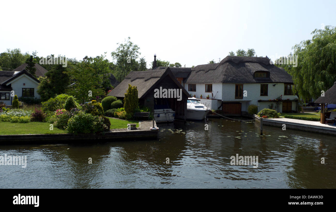 Thatched riverside home by the River Bure, Wroxham, Norfolk Broads, GB. Stock Photo