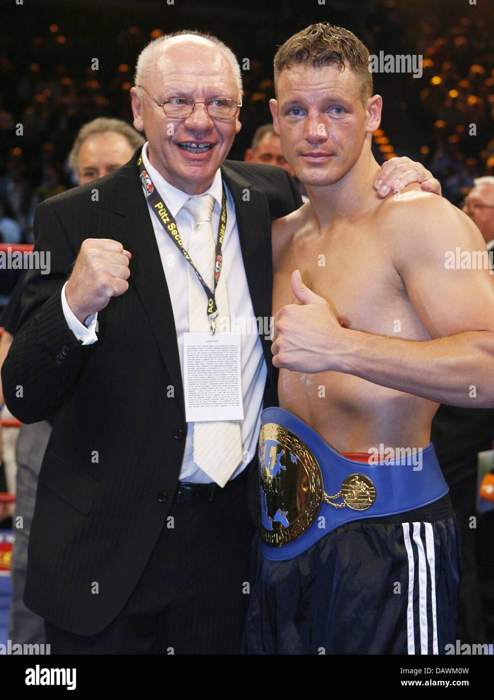 Boxing promoter KlausPeter Kohl (L) and German boxing pro Thomas