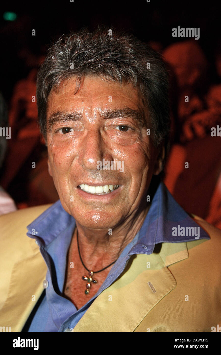 Singer Andreas Hauf pictured at the premiere of '30 Years of Roncalli ...