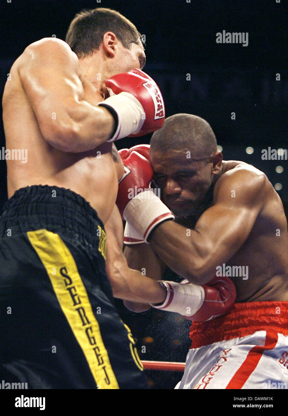 Ukranian boxing pro Sergiy Dzinziruk (L) and Brazilian Carlos