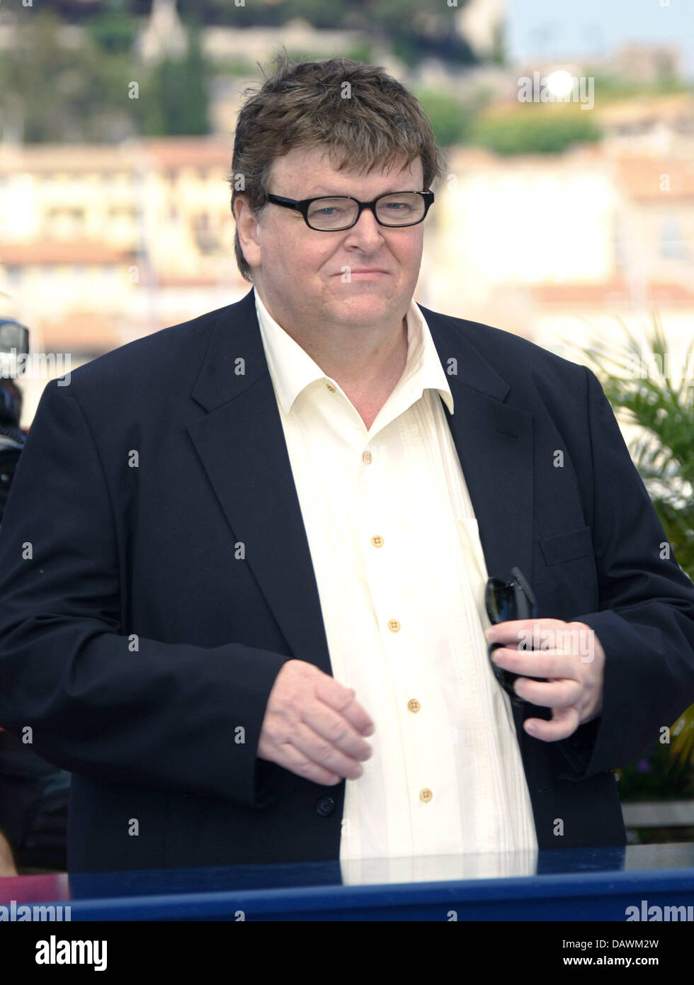 US filmmaker Michael Moore pictured during a photocall for his film 'Sicko' running out of competition at the 60th Cannes Film Festival, in Cannes, France, 19 May 2007. Photo:  Hubert Boesl Stock Photo