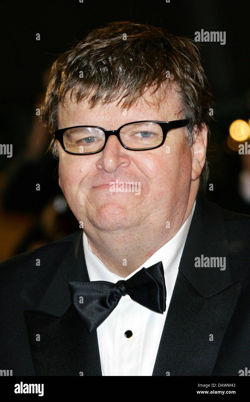 US filmmaker Michael Moore arrives for a gala screening of his film 'Sicko' running out of competition at the 60th Cannes Film Festival in Cannes, France, 19 May 2007. Photo: Hubert Boesl Stock Photo