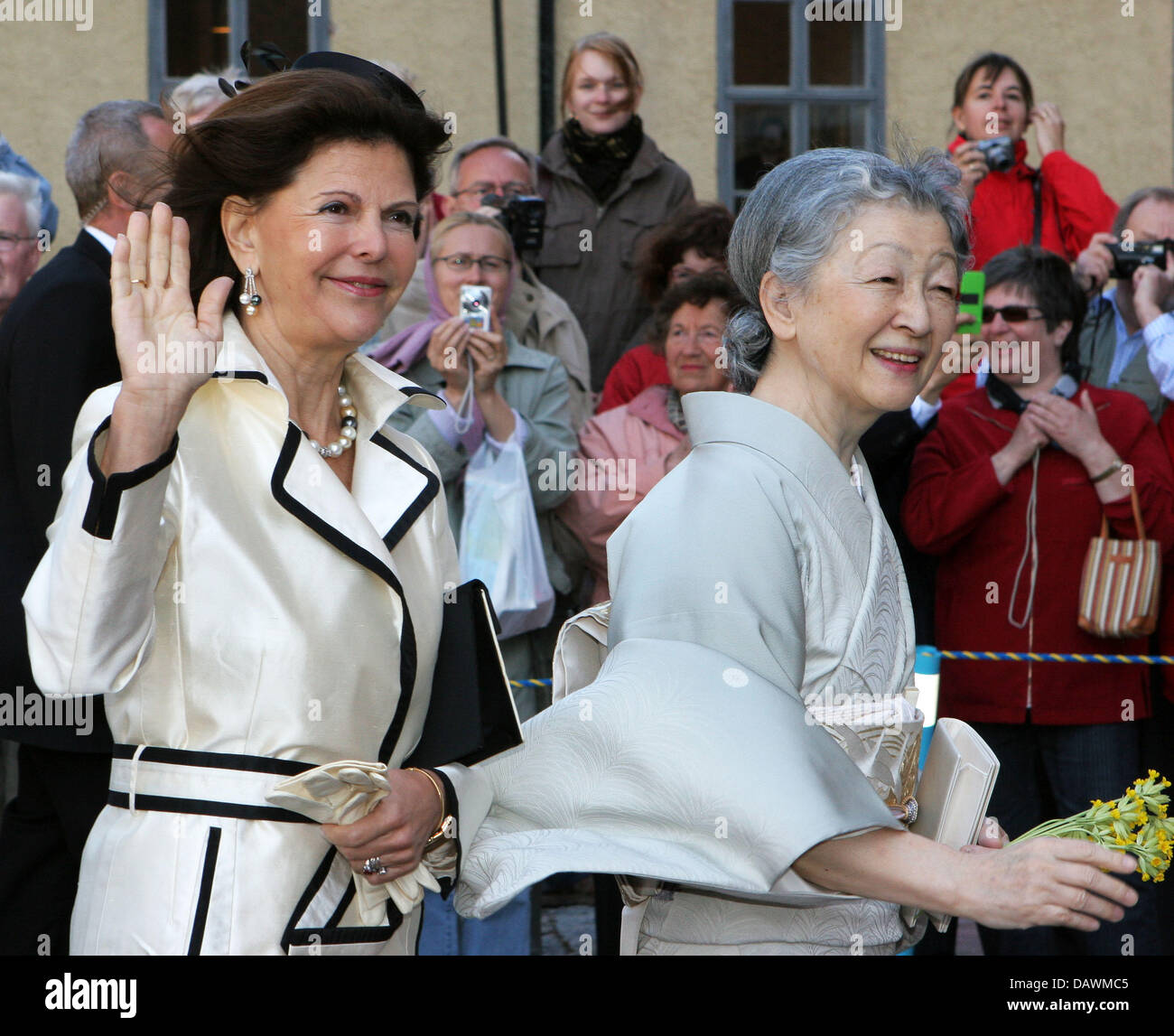 Queen Silvia of Sweden (L) and Empress Michiko of Japan (R) arrive to the cathedral of Uppsala, Sweden, 23 May 2007. Emperor Aikhito of Japan and his wife Empress Michiko of Japan participated in the celebrations to the 300th anniversary of Swedish scientist Carl Linnaeus within the scope of their 2007 Visit to Europe. Photo: Albert Nieboer (NETHERLANDS OUT) Stock Photo