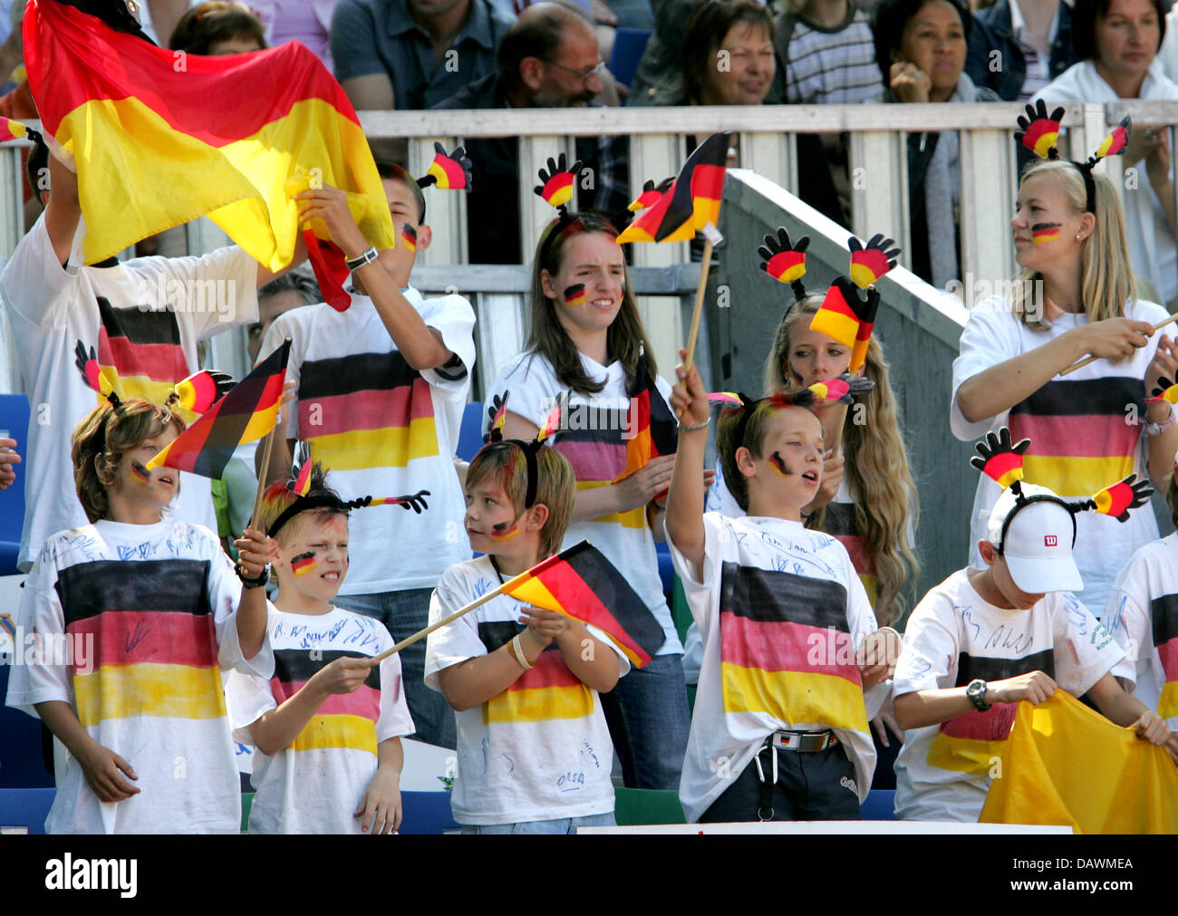 Fans of the German team cheer for Florian Mayer in the World Team Cup match against Spanish Nicolas Almagro at the Rochusclub in Duesseldorf, Germany, 23 May 2007. The 30th WTC is endowed with 1,5 million euros. Photo: Rolf Vennenbernd Stock Photo