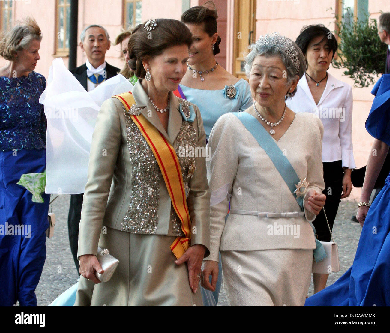 Queen Silvia of Sweden (L) and Japanese Empress Michiko arrive for a banquet at Uppsala Castle, Sweden, 23 May 2007. The Japanese Royal couple were guests of honour at festivities in Uppsala, as Sweden marks the 300th anniversary of its botanist Carolus Linnaeus. Photo: RoyalPress/Nieboer (NETHERLANDS OUT) Stock Photo