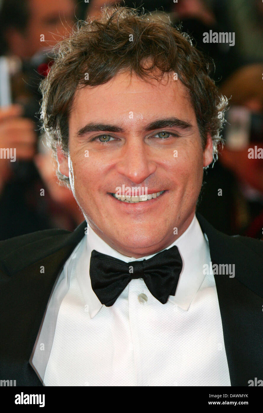 US actor Joaquin Phoenix smiles for the cameras as he arrives to the premiere of the film 'We Own The Night' at the 60th Cannes Film Festival in Cannes, France, 25 May 2007. Photo: Hubert Boesl Stock Photo
