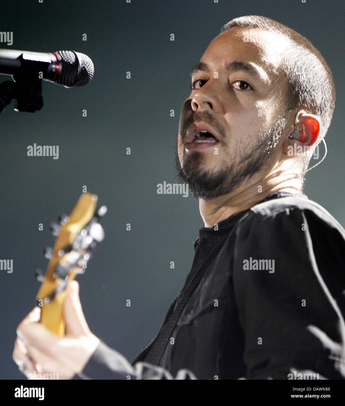 Mike Shinoda of US rock band Linkin Park pictured during a show in Hamburg, Germany, 27 May 2007. The band continues their German tour with the festivals Rock am Ring and Rock im Park on 01 and 02 June. Photo: Sebastian Widmann Stock Photo