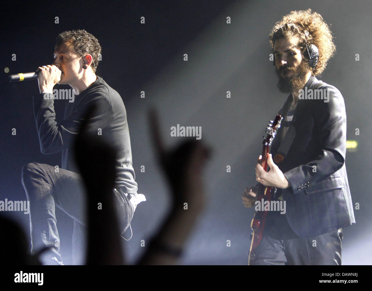 Chester Bennington (L), shouter of US rock band Linkin Park, and guitarist Brad Delson (R) pictured during a show in Hamburg, Germany, 27 May 2007. The band continues their German tour with the festivals Rock am Ring and Rock im Park on 01 and 02 June. Photo: Sebastian Widmann Stock Photo
