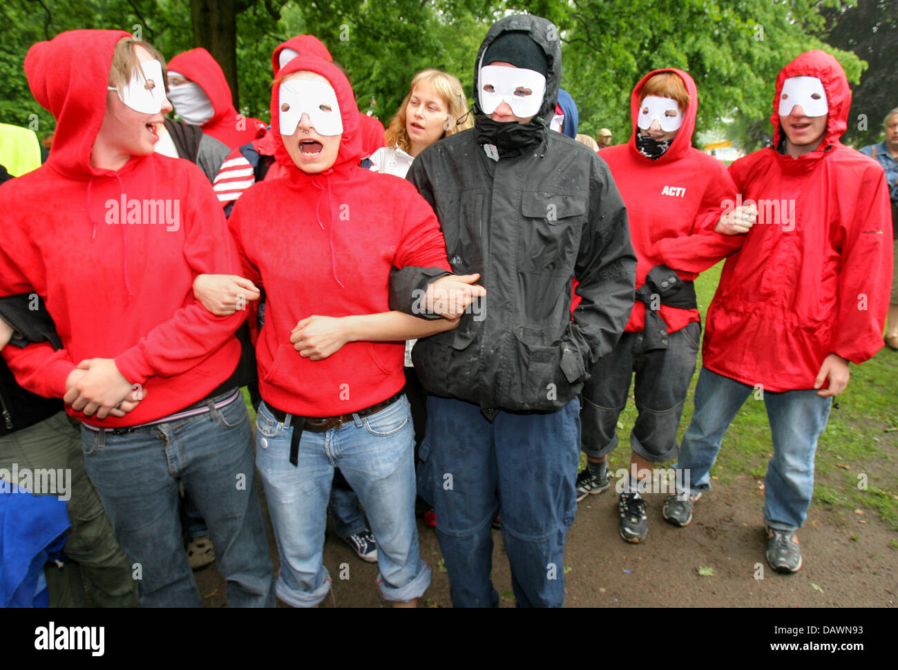 Disguised members of the G8 opposition group 'Kampagne Block G8' demonstrate their road blockade tactics in Bad Doberan, Germany, 29 May 2007. The organisation plans to obstruct the G8 heads of state summit by mass blockades of the access roads to the conference hotel and the area within the security fence. Photo: Bernd Wuestneck Stock Photo