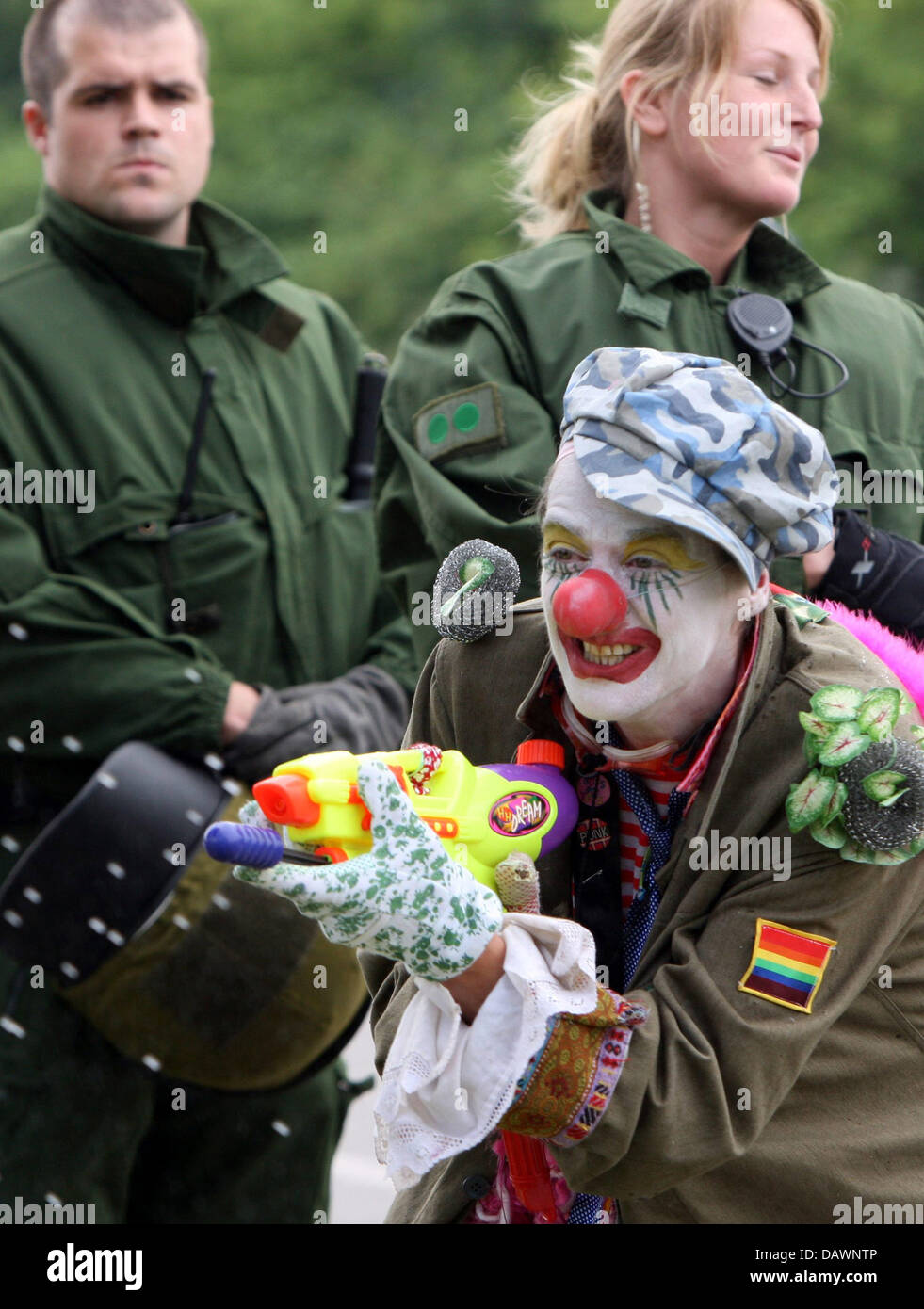 A G8 protester dressed up as a clown squirts water at the from his water pistol during a rally on the occasion of 'Migration Day' in Rostock, Germany, 4 June 2007. The G8 Summit will take place in Heiligendamm from 06 to 08 of June. Photo: Kay Nietfeld Stock Photo