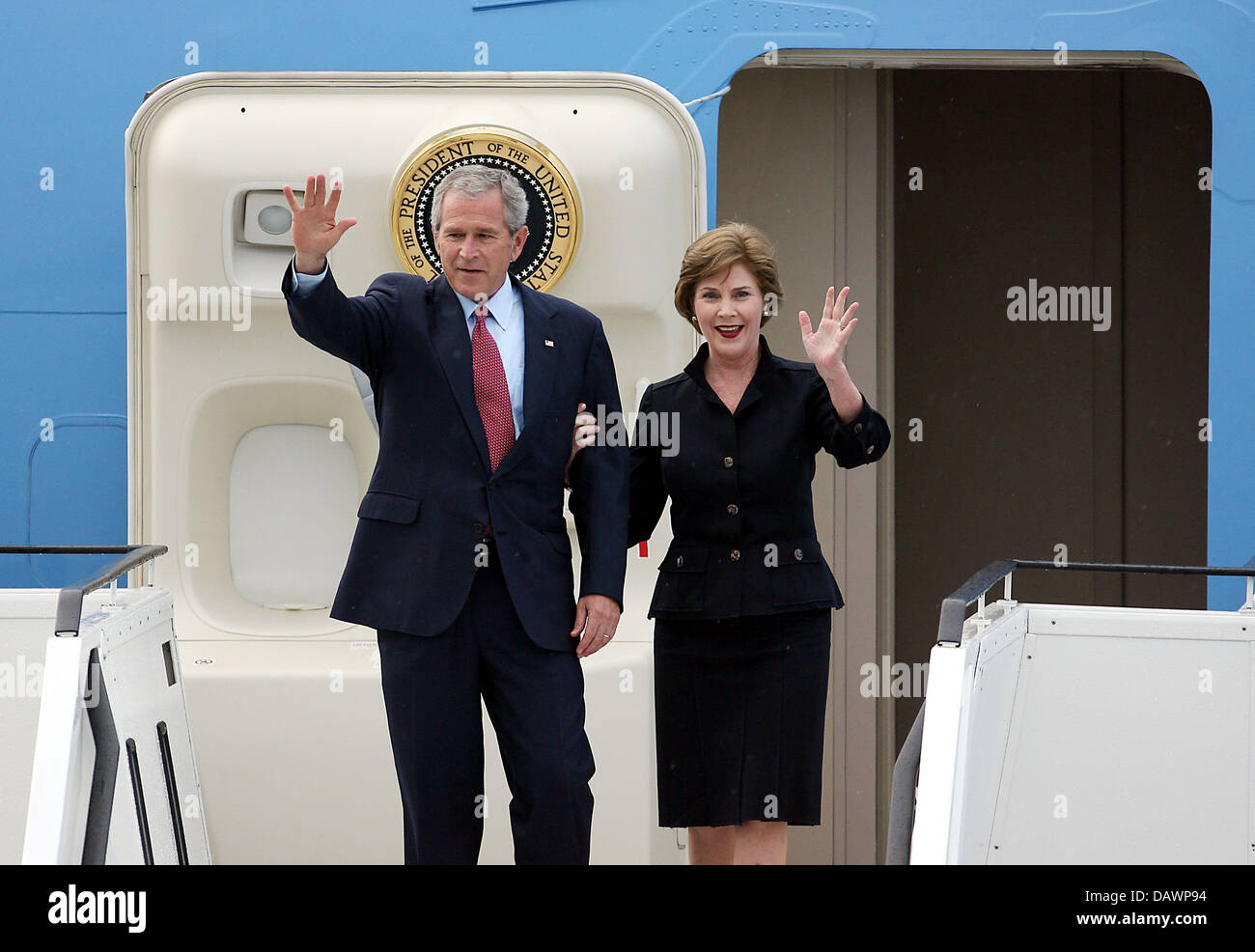 US President George W. Bush and his wife Laura wave in front of the cabin door of presidential plane 'Air Force One' at Rostock-Laage airport, Germany, 5 June 2007. The G8 summit will take place from 6th to 8th June in Heiligendamm. Photo: Oliver Berg Stock Photo