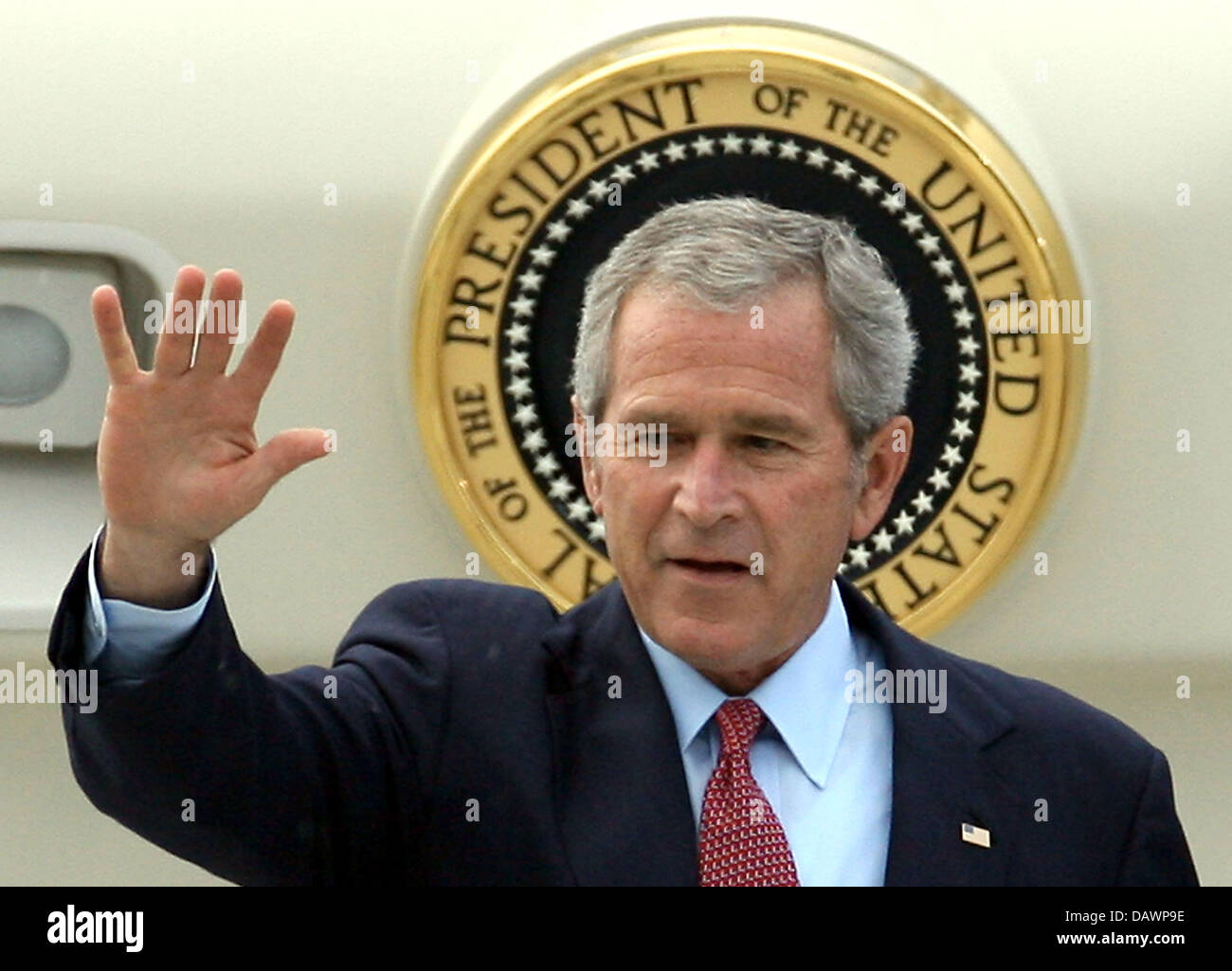 US-American President George W. Bush waves from the cabin door of the ...