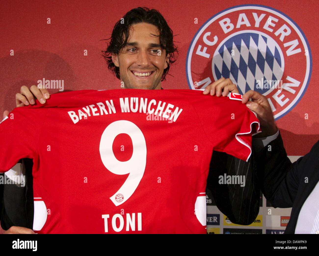 Bundesliga club Bayern Munich's new signed striker Luca Toni smiles with  his jersey at the official presentation in Munich, Germany, 07 June 2007.  Munich closed the transfer from Seria A club Fiorentina