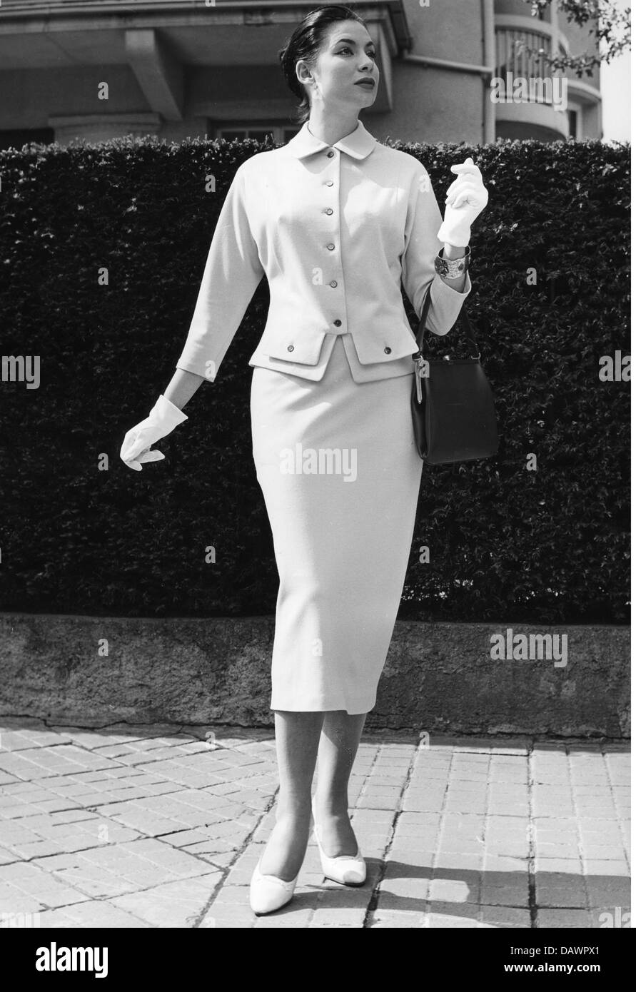 fashion, ladies' fashion, fashion model in woman's suit with handbag, Germany, 1957, Additional-Rights-Clearences-Not Available Stock Photo