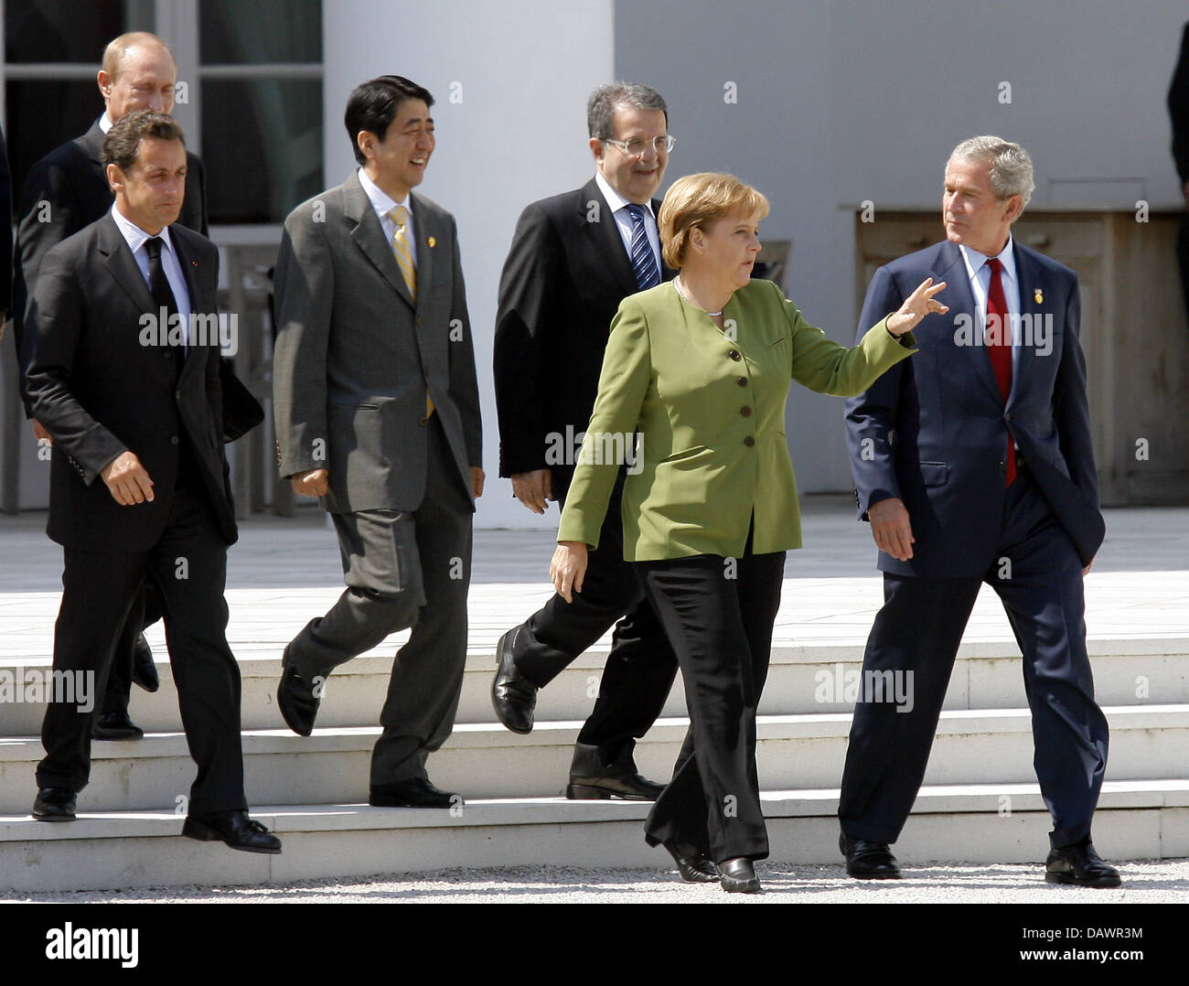 (R-L) US President George W. Bush and German Chancellor Angela Merkel