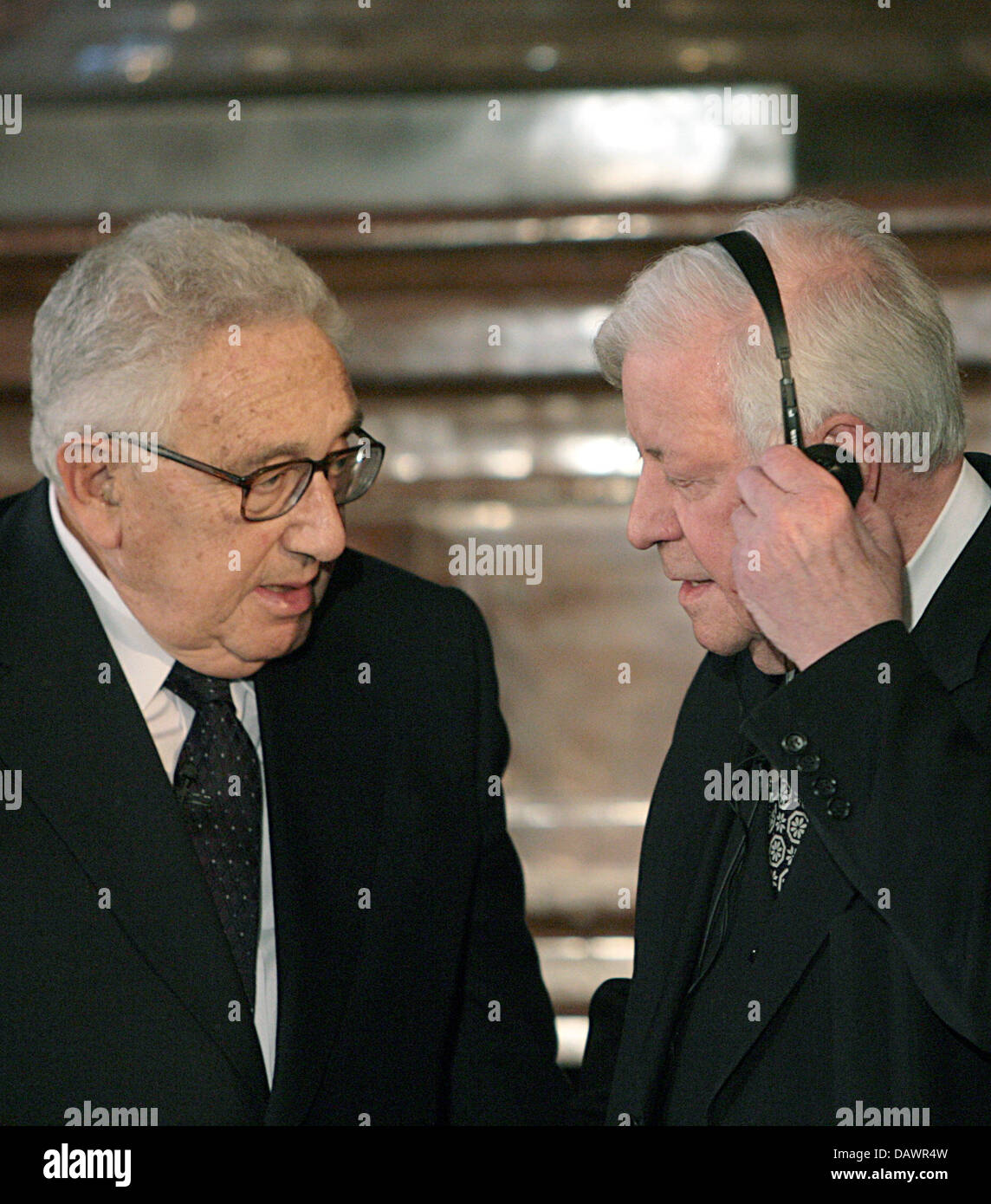 Former German chancellor Helmut Schmidt (R) talks with former US foreign minister Henry Kissinger (L) as he receives the new Henry A. Kissinger Prize from the American Academy and Kissinger in Munich, Germany, 07 June 2007. Schmidt was the first to receive the prize for his life-long efforts at promoting engaged transatlantic dialogue. Photo: Frank Leonhardt Stock Photo