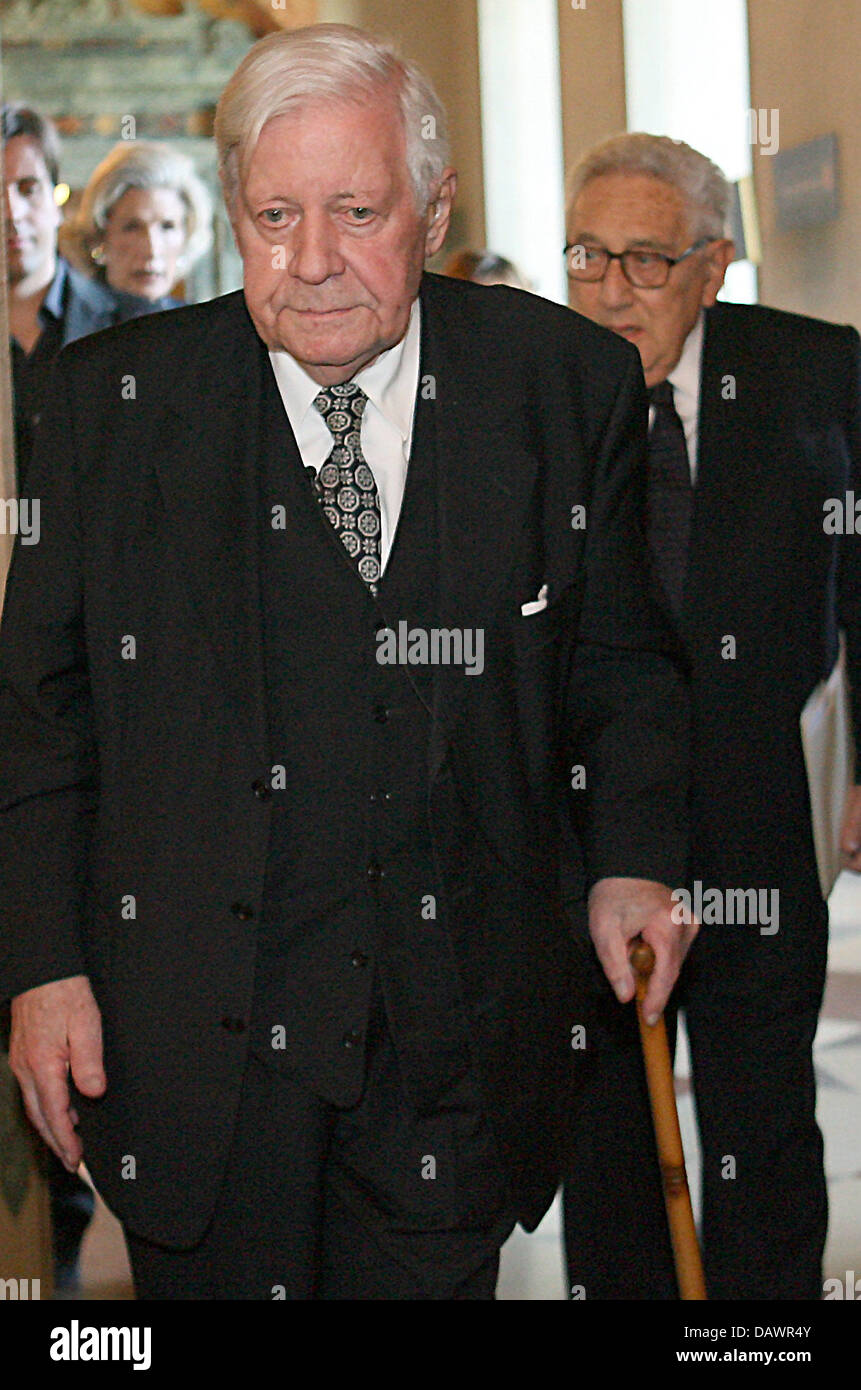 Former German chancellor Helmut Schmidt (L) arrives with former US foreign minister Henry Kissinger (R) as he receives the new Henry A. Kissinger Prize from the American Academy and Kissinger in Munich, Germany, 07 June 2007. Schmidt was the first to receive the prize for his life-long efforts at promoting engaged transatlantic dialogue. Photo: Frank Leonhardt Stock Photo