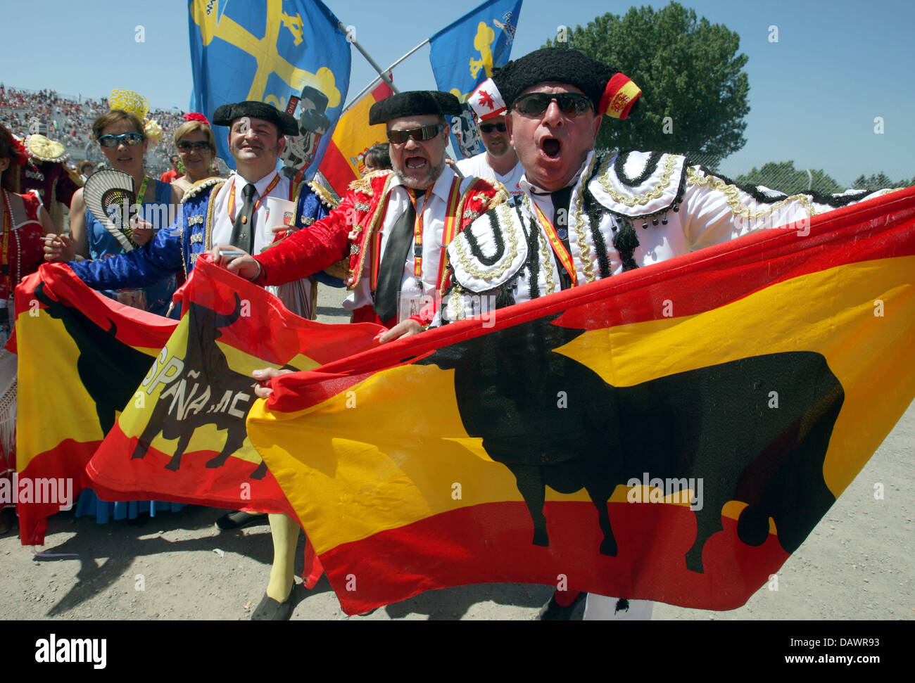 Spanish spectators wave flags to support Spanish Formula One driver Fernando Alonso of McLaren Mercedes before the Formula 1 Grand Prix of Canada at the Gilles Villeneuve race track in Montreal, Canada, 10 June 2007. Photo: GERO BRELOER Stock Photo